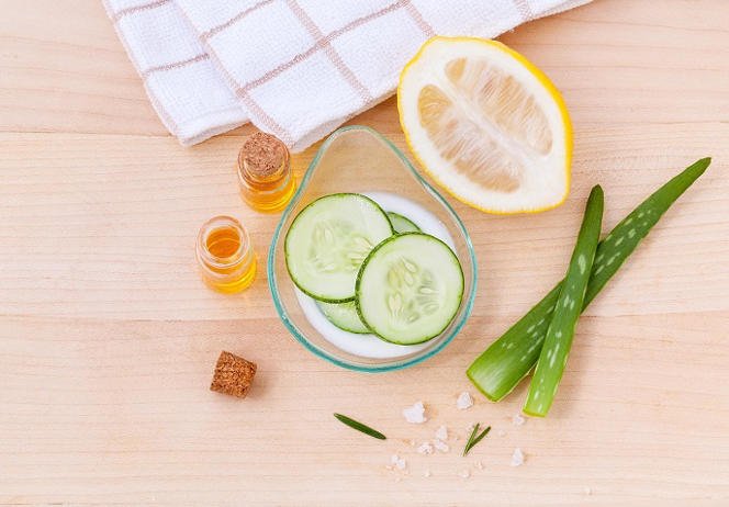 Cooling natural skincare ingredients for hot weather travel routine