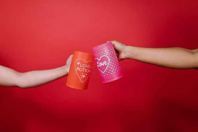 Couple holding matching coffee mugs – cozy travel gift ideas for couples on trips.